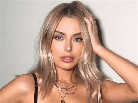 The sexy Corina Kopf is an American social media star, who is making hard guys on Twitter, SnapChat and Instagram. She was born in Palatine and has 24 years. Her family has German origins. She was in high school when entered the world of social media. Kopf has more than a million followers now.